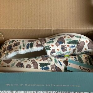 Bear in forest print Toms